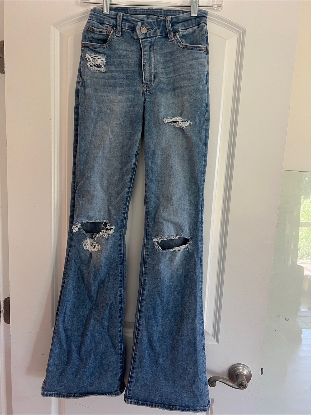 American Eagle Distressed High-Rise Flared Jeans - Blue